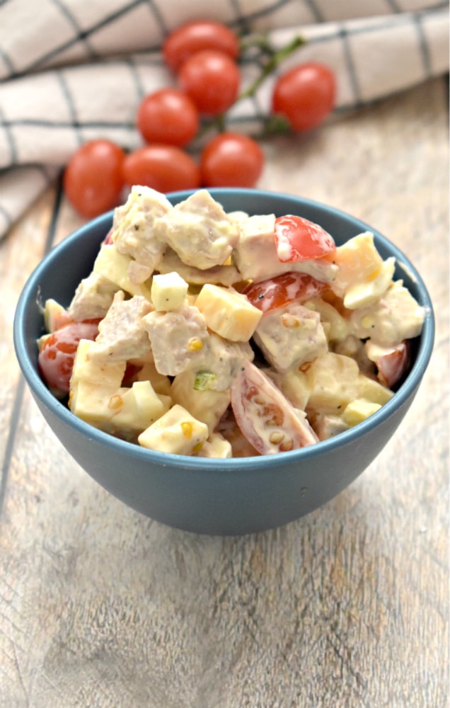 Мясной салат с сыром и помидорами черри