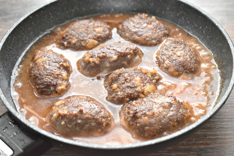 Фото рецепта - Мясные биточки с сыром и подливой на сковороде - шаг 7
