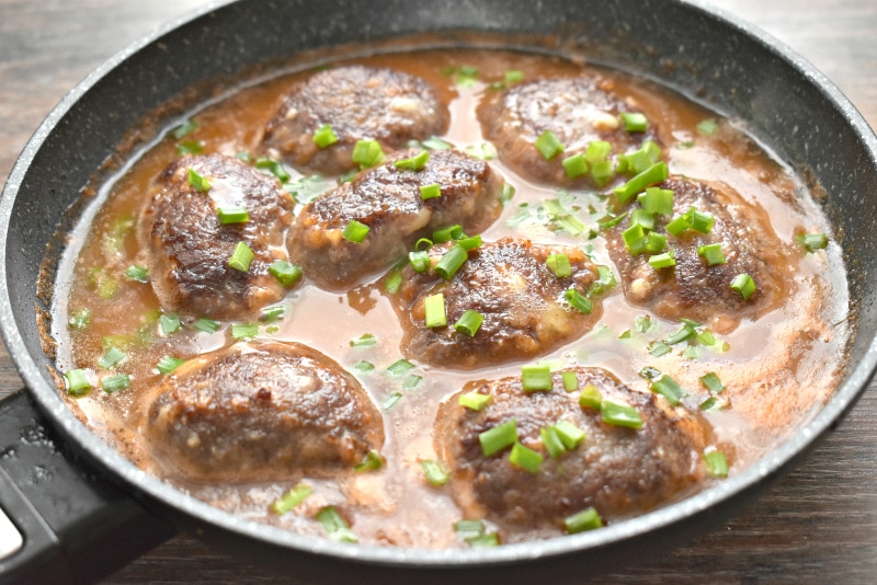 Фото рецепта - Мясные биточки с сыром и подливой на сковороде - шаг 8