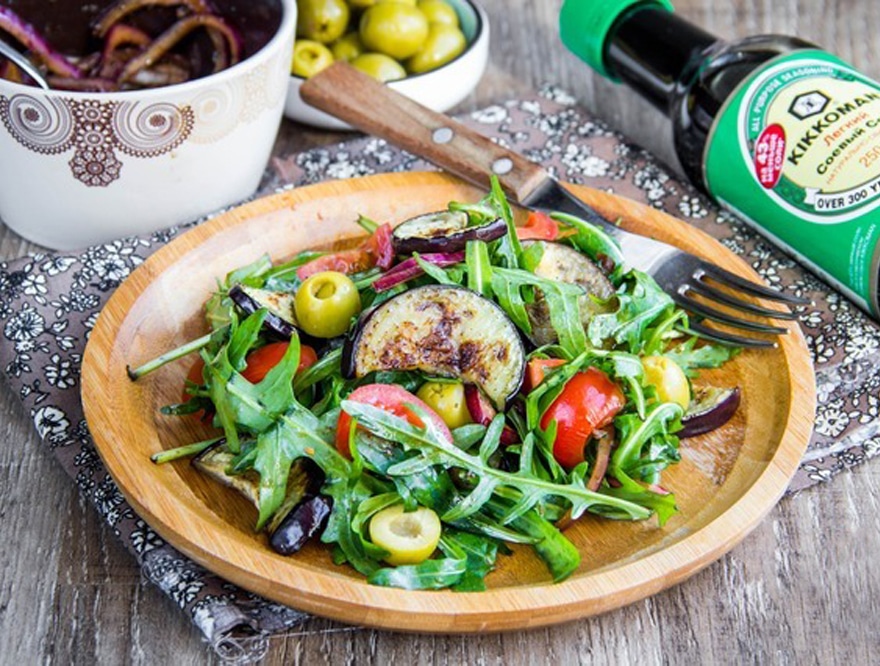 Овощной салат с баклажаном и маринованным луком