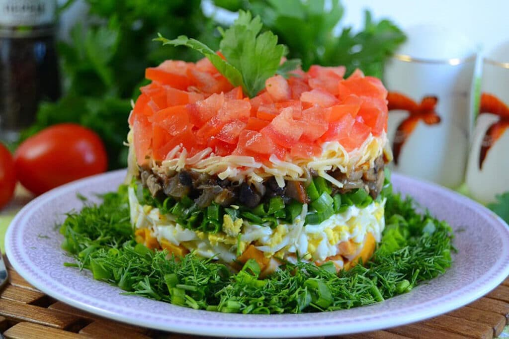 Салат с копченой куриной грудкой «Красная шапочка»