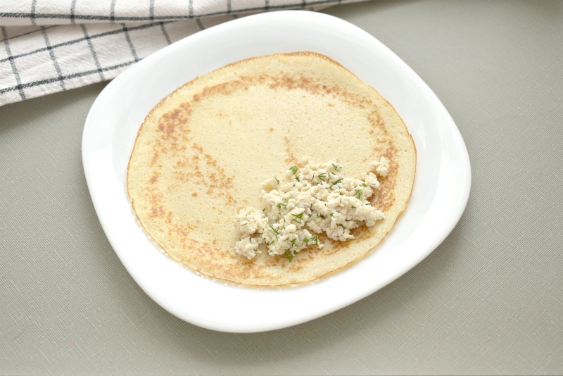 Фото рецепта - Блинчики, фаршированные курицей и яйцом - шаг 4