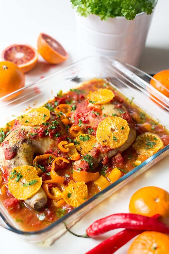 Запеченные куриные окорочка с овощами и апельсином