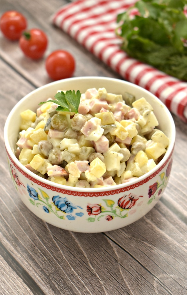 Салат с ветчиной и горошком