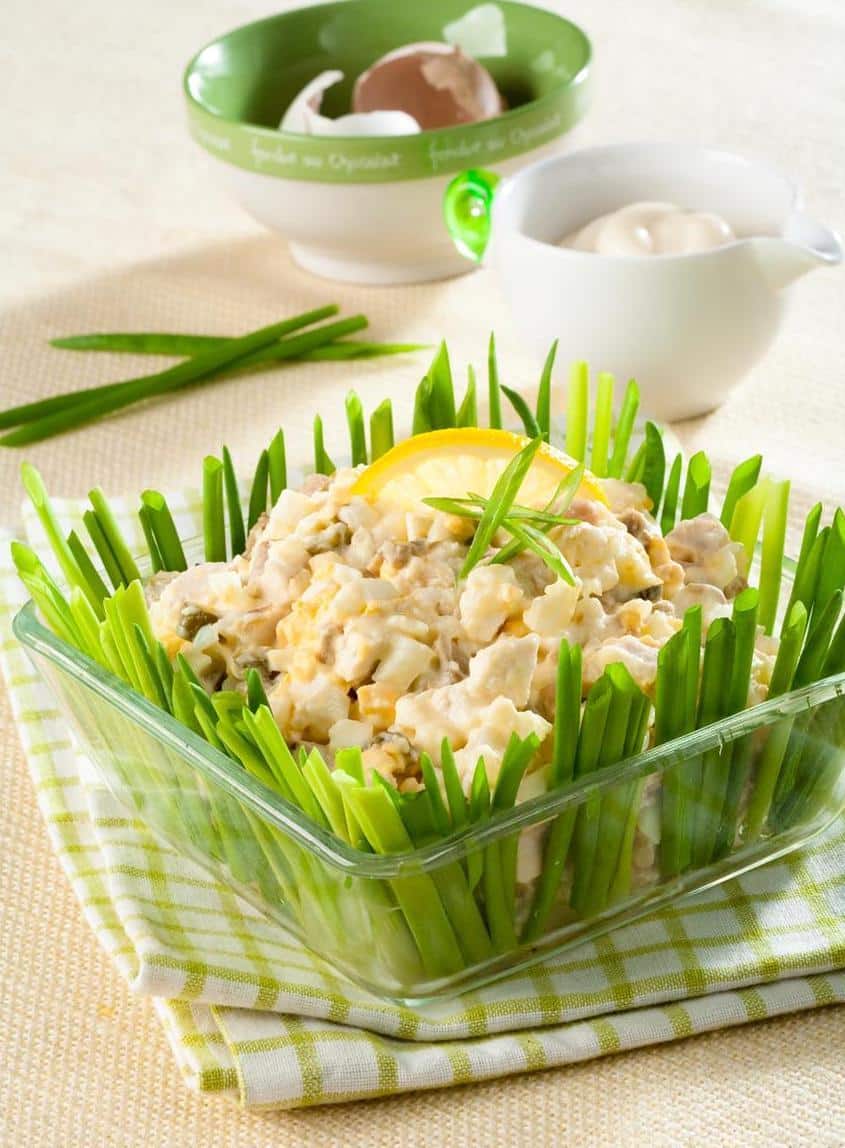 Весенний простой салат с курицей и грибами
