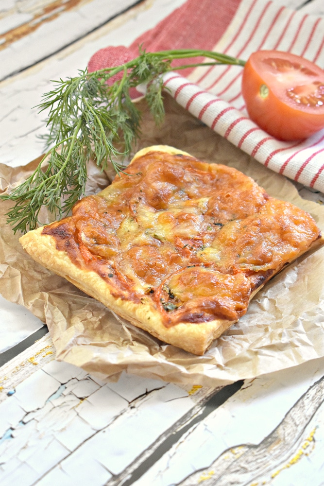 Мини-пиццы с помидорами и моцареллой