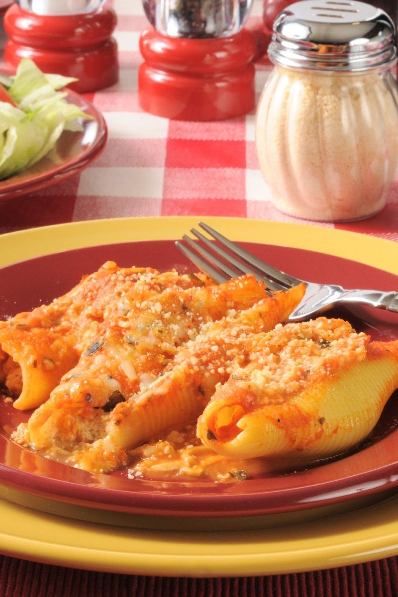 Фаршированные макароны-ракушки в томатном соусе