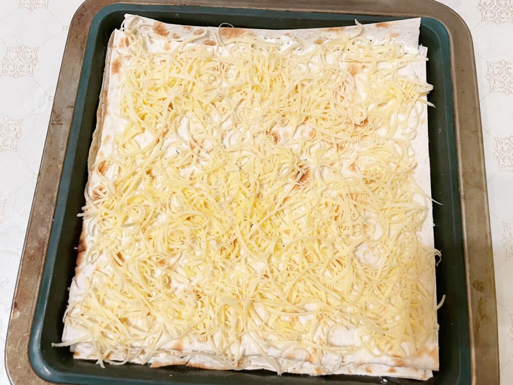 Фото рецепта - Пирог из лаваша с творогом и сыром - шаг 7