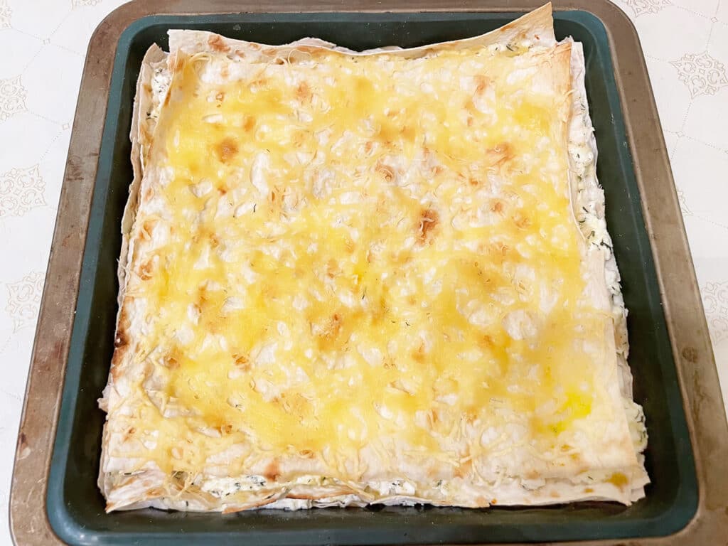 Фото рецепта - Пирог из лаваша с творогом и сыром - шаг 8