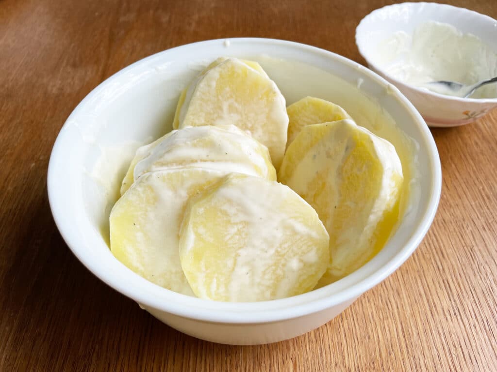 Фото рецепта - Запеченные куриные ножки с картофелем - шаг 4