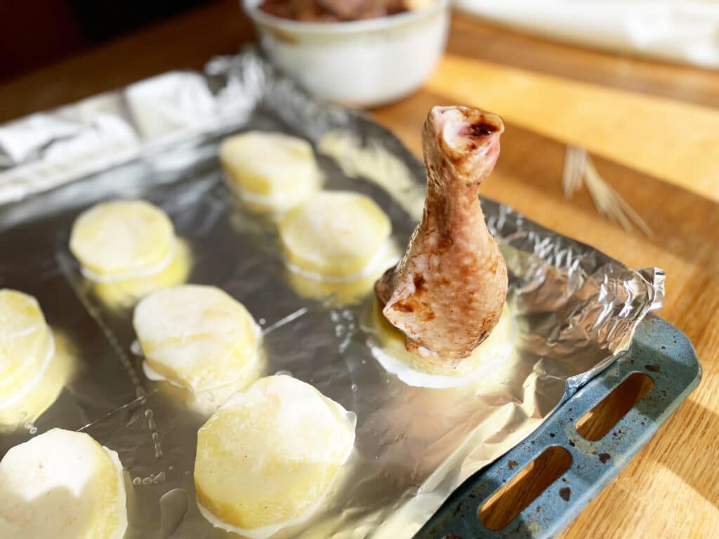 Фото рецепта - Запеченные куриные ножки с картофелем - шаг 5