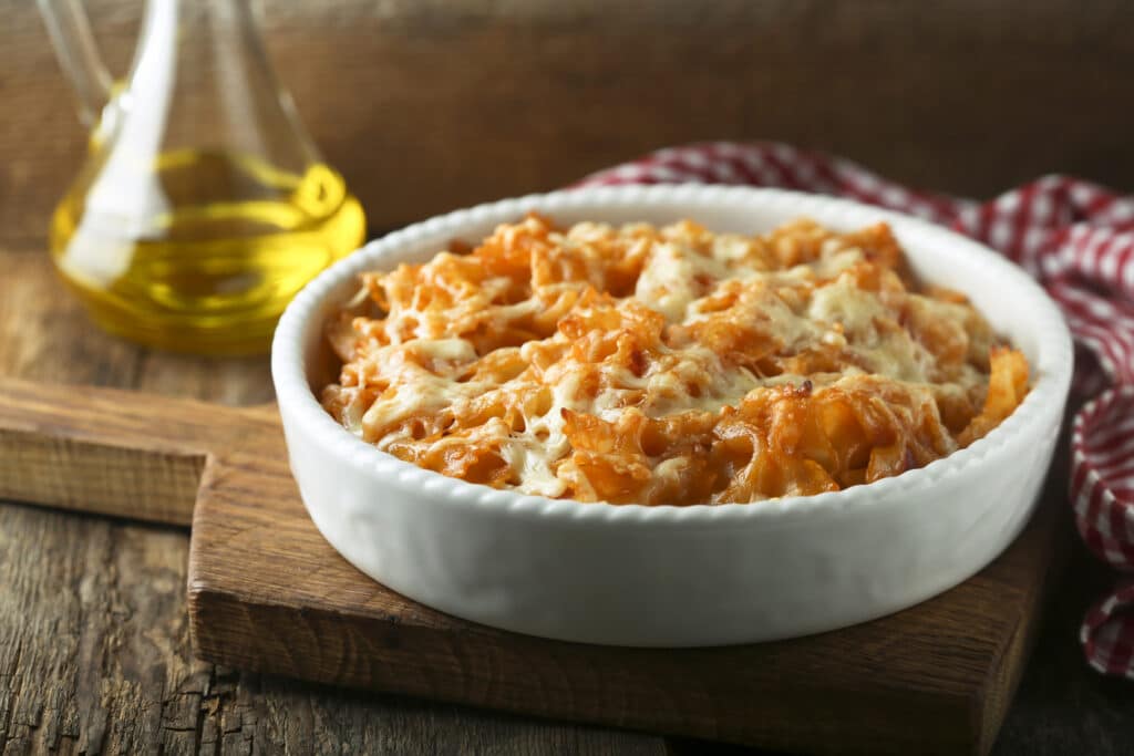 Фото рецепта - Запеканка из макарон с сыром и соусом - шаг 5