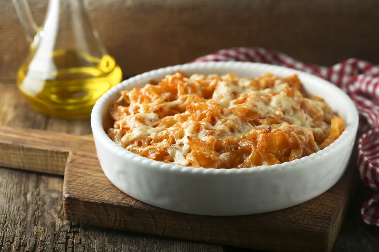 Запеканка из макарон с сыром и соусом