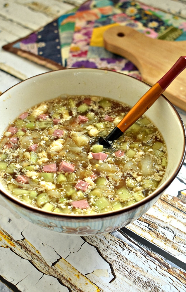 Окрошка на квасе с колбасой и горчицей