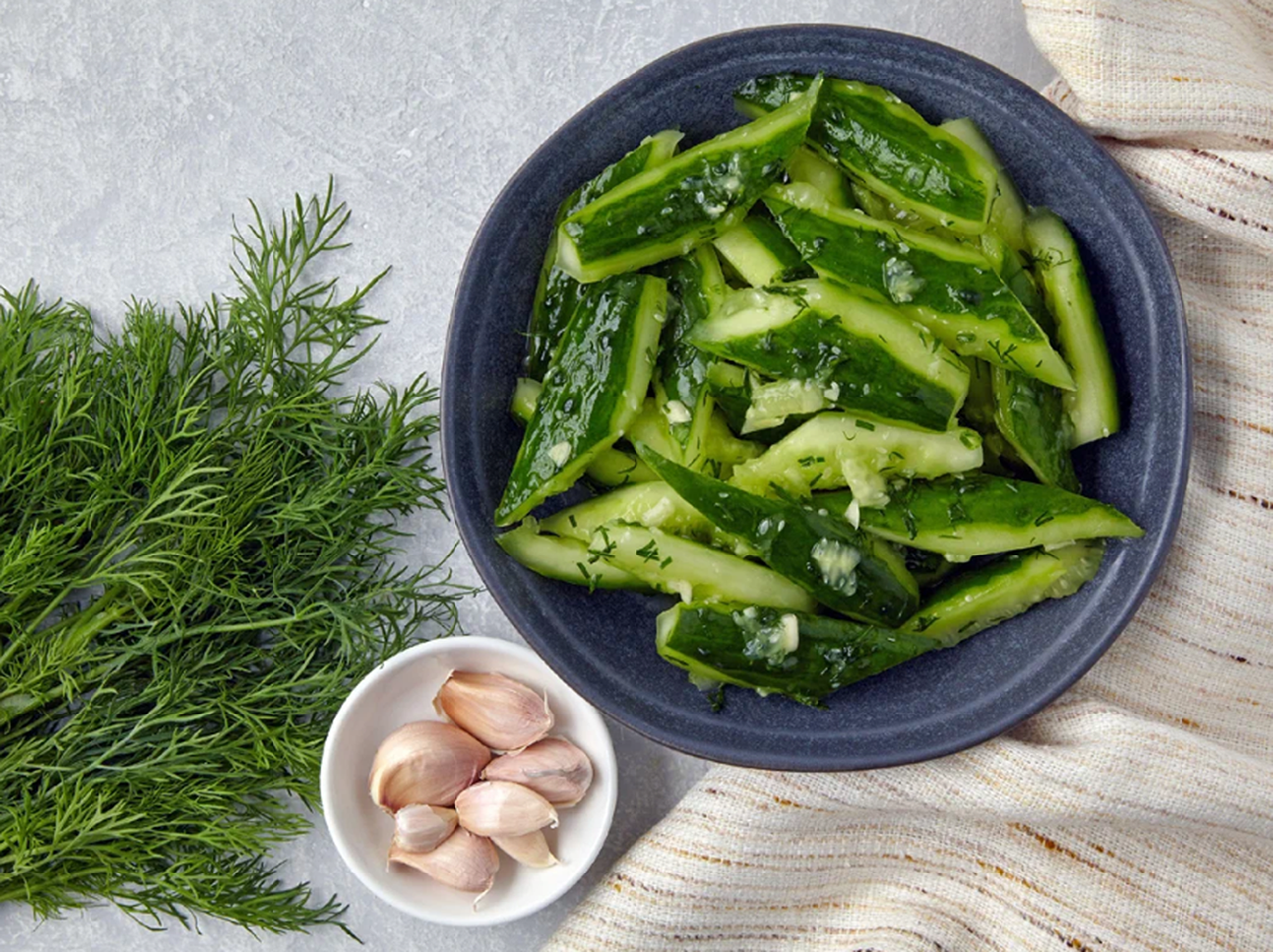 Маринованные огурцы с чесноком в минералке