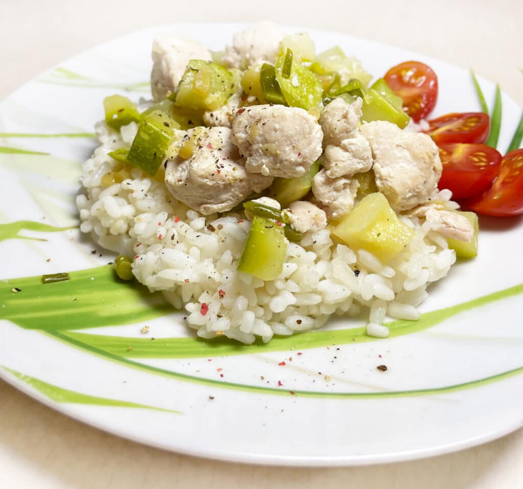Фото рецепта - Тушеная кусочками курица с кабачком и имбирем - шаг 4