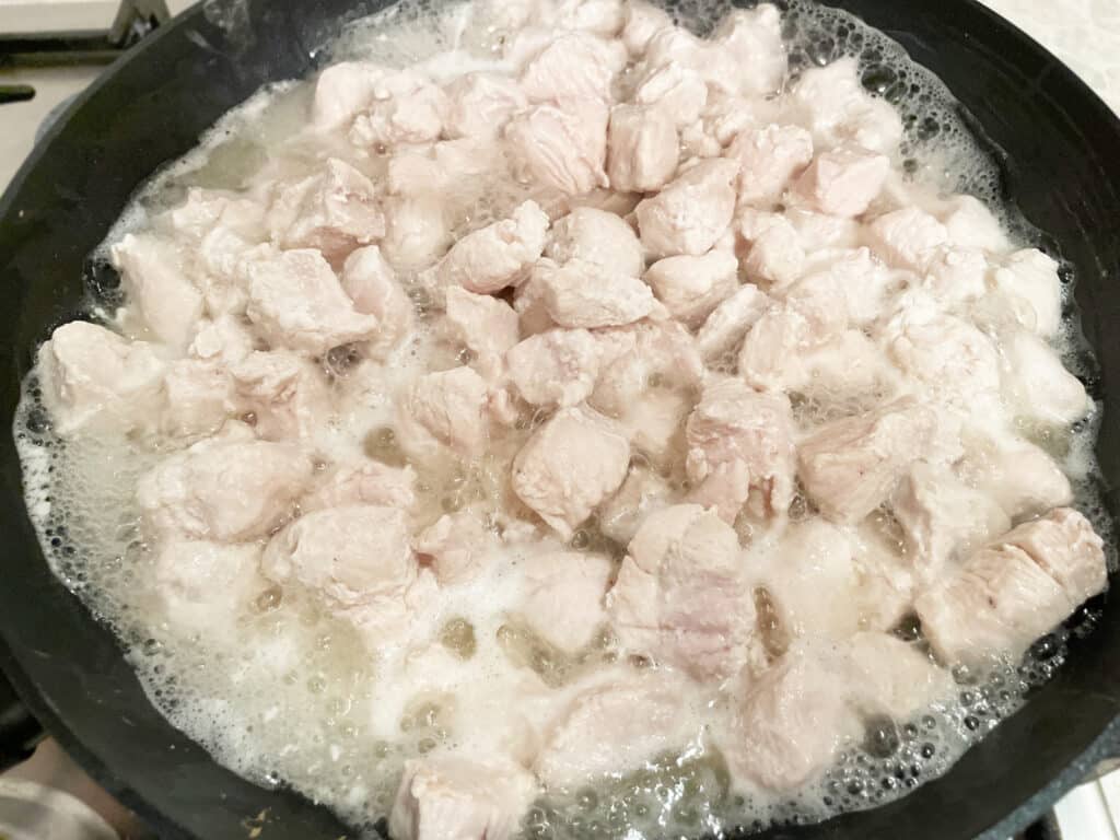 Фото рецепта - Тушеная кусочками курица с кабачком и имбирем - шаг 1