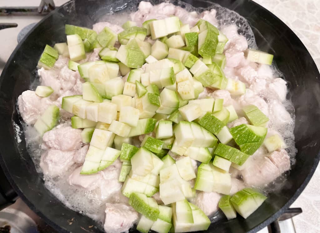 Фото рецепта - Тушеная кусочками курица с кабачком и имбирем - шаг 2