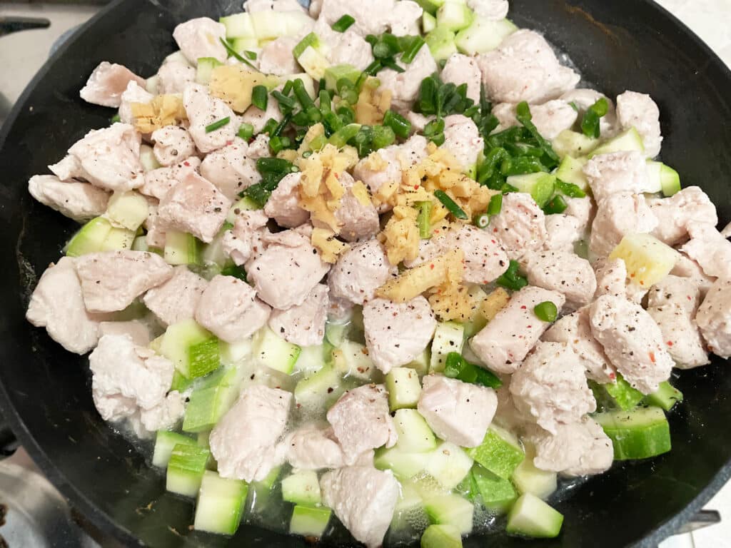 Фото рецепта - Тушеная кусочками курица с кабачком и имбирем - шаг 3