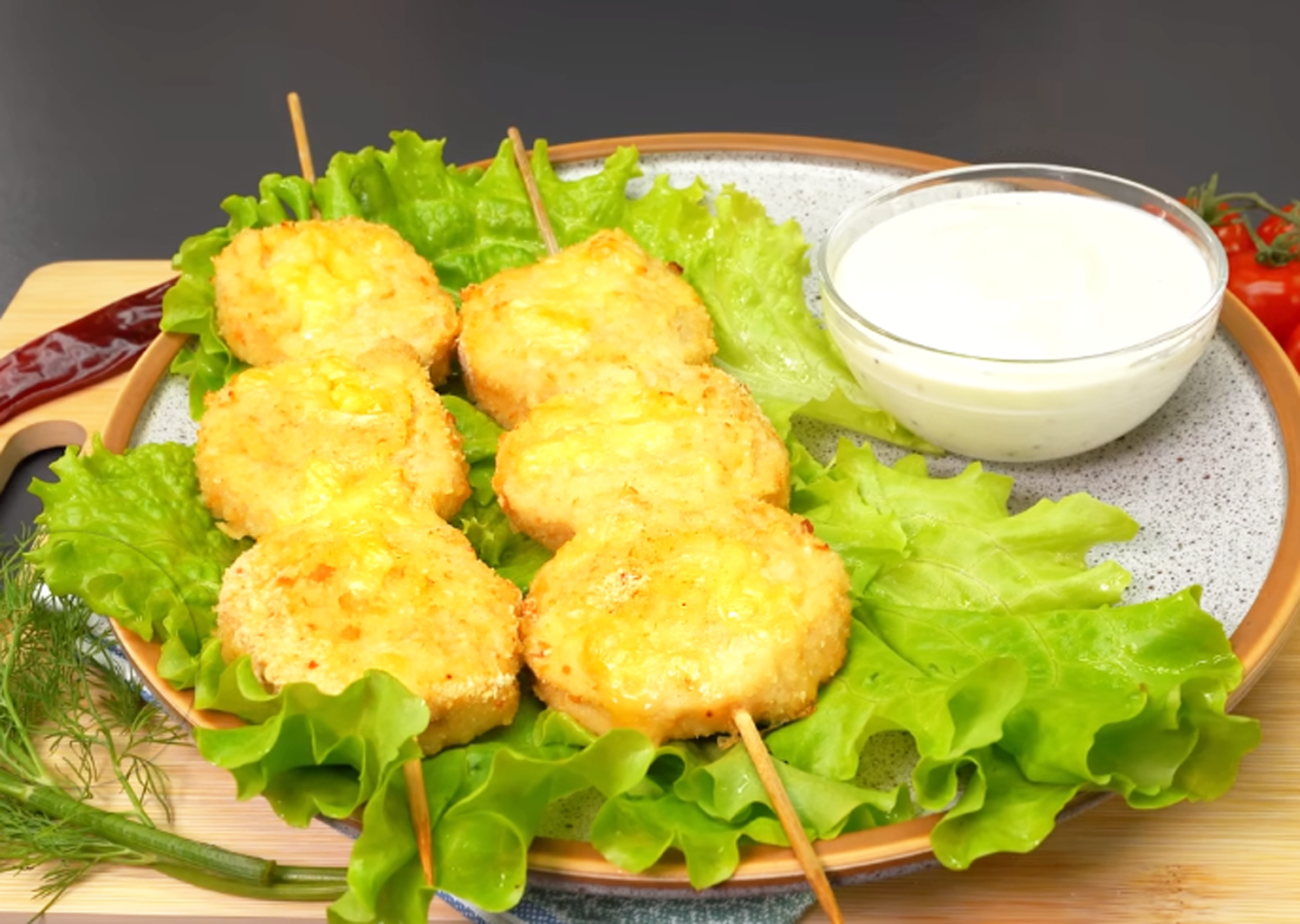 Куриный шашлык с сыром в сухарях