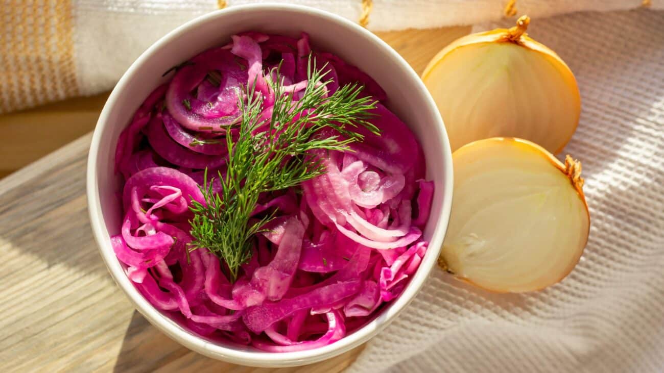 Маринованный лук с чесноком