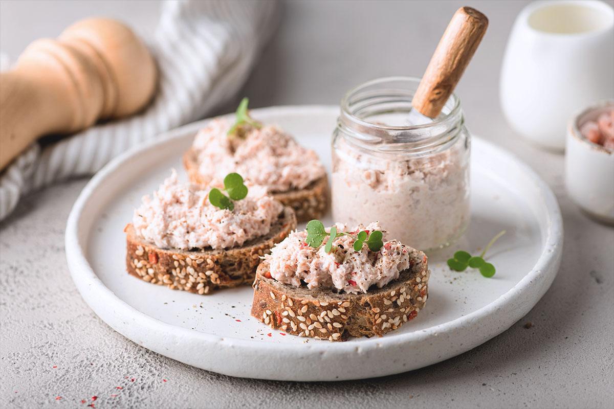 Паштет из тунца с яйцом и сметаной