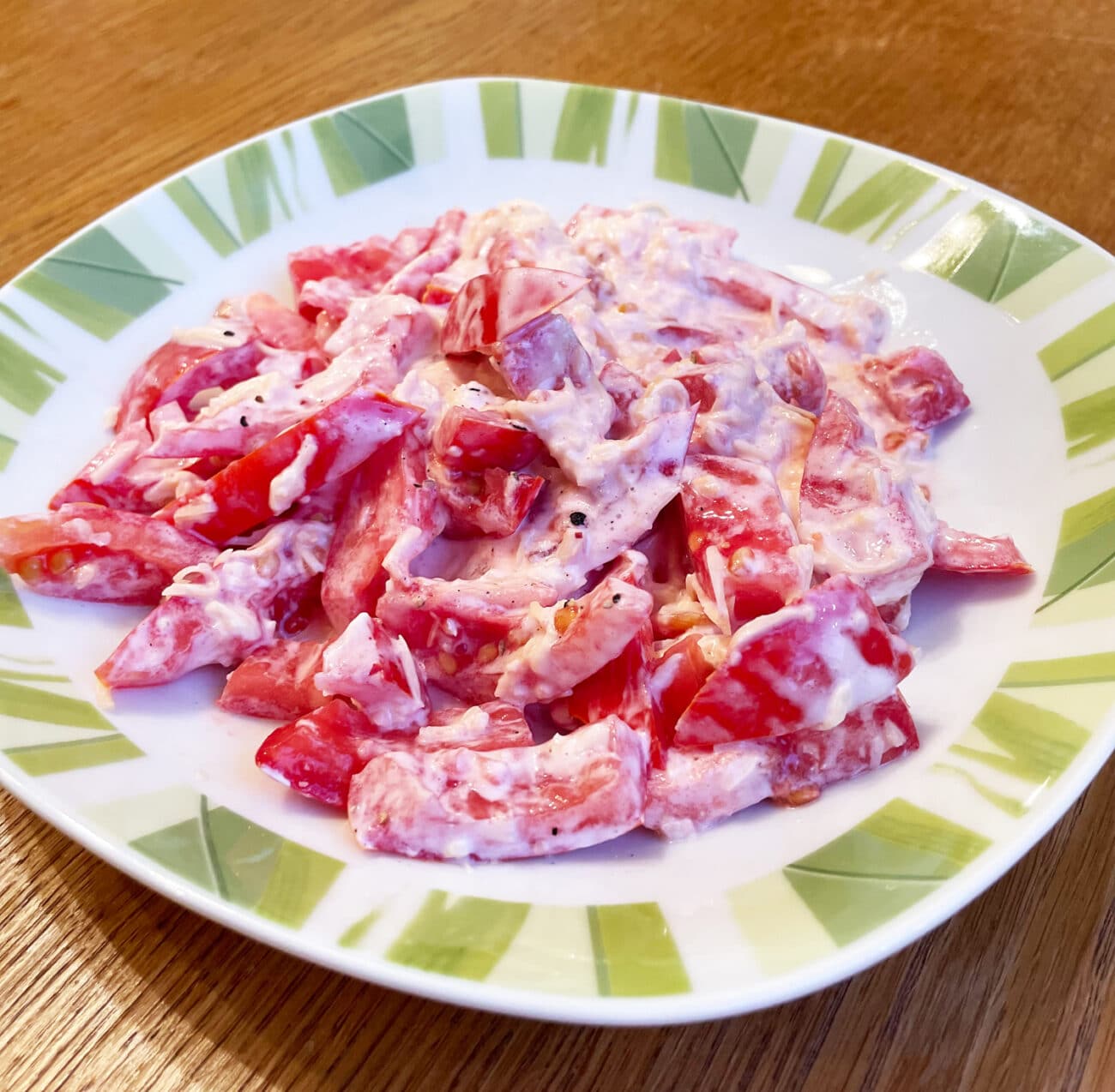 Салат из помидоров с чесноком и сметаной