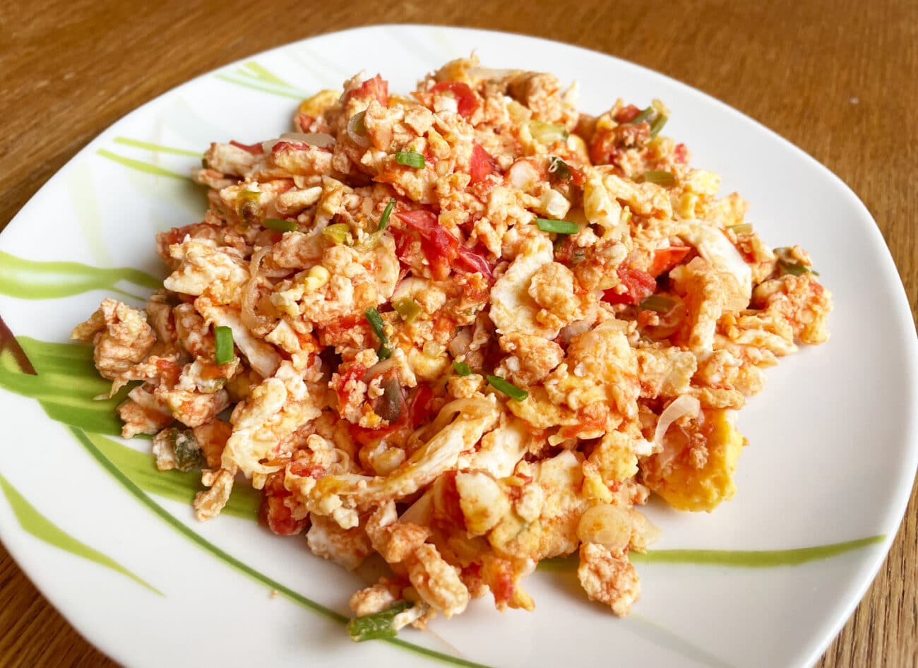 Скрэмбл с луком и помидором (омлет)