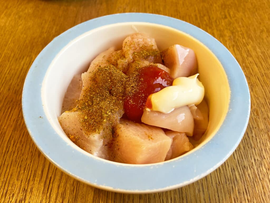 Фото рецепта - Запеченный куриный шашлык, маринованный в розовом соусе - шаг 1