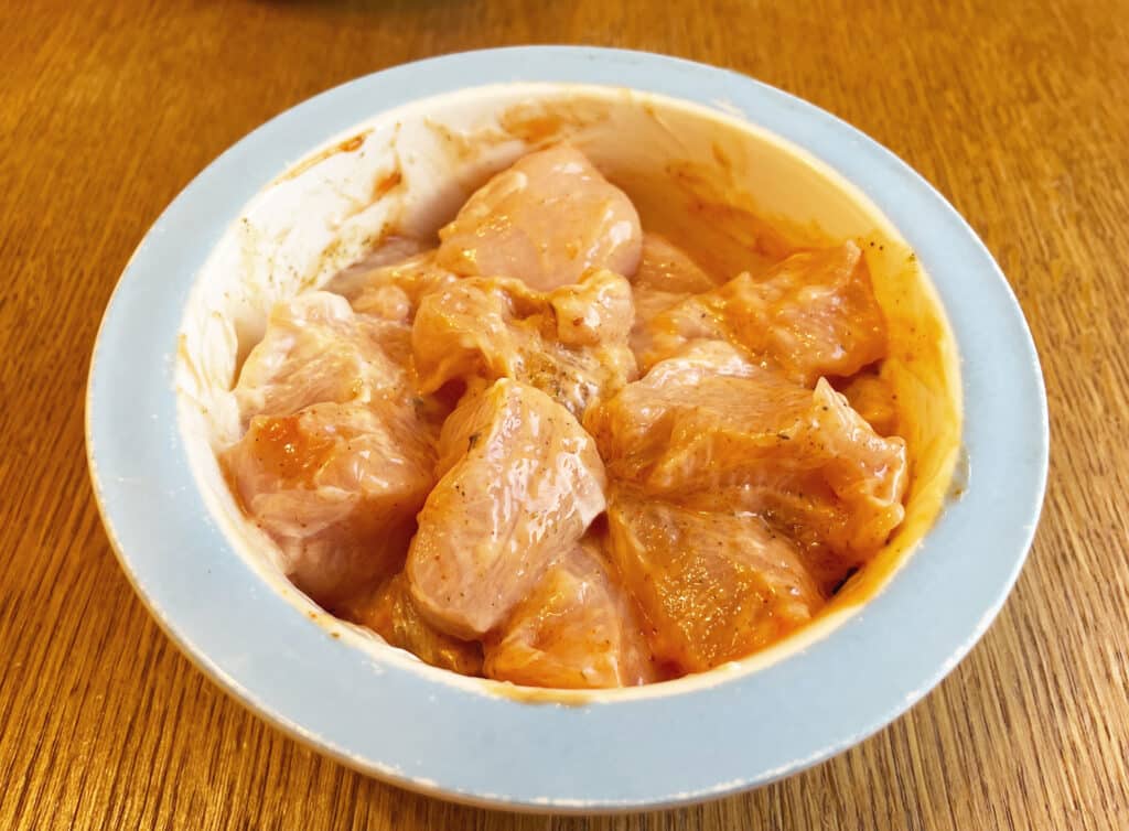 Фото рецепта - Запеченный куриный шашлык, маринованный в розовом соусе - шаг 2