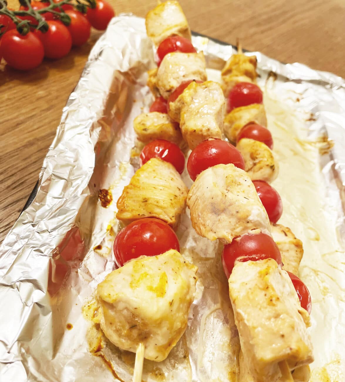 Запеченный куриный шашлык, маринованный в розовом соусе