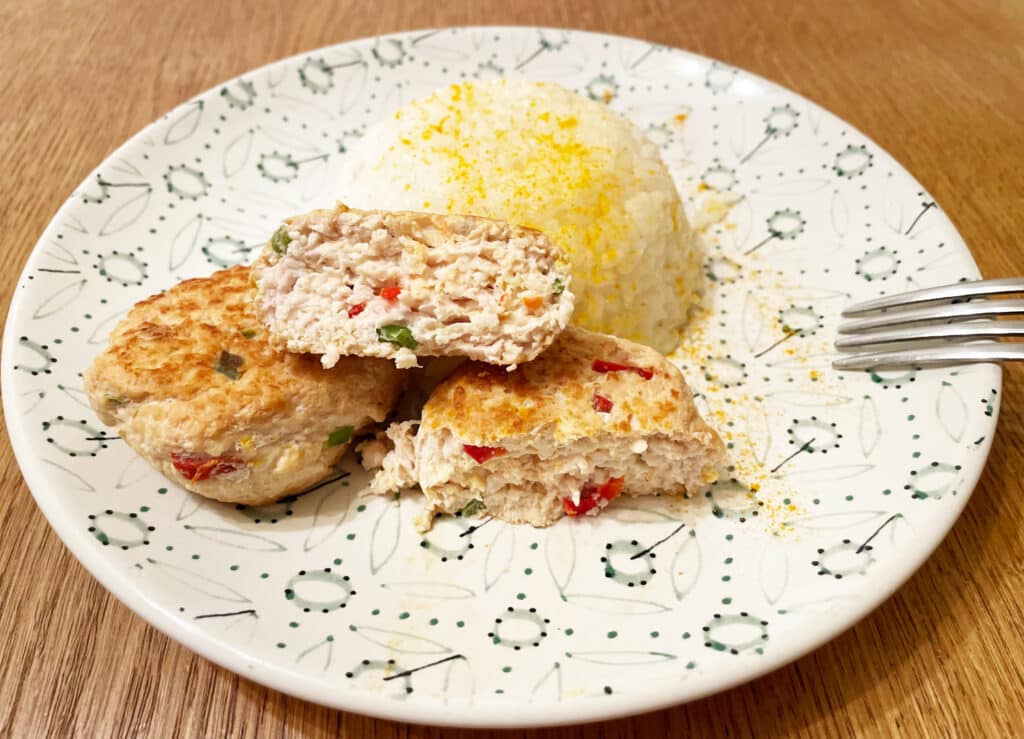 Фото рецепта - Жареные куриные котлеты с перцем - шаг 8