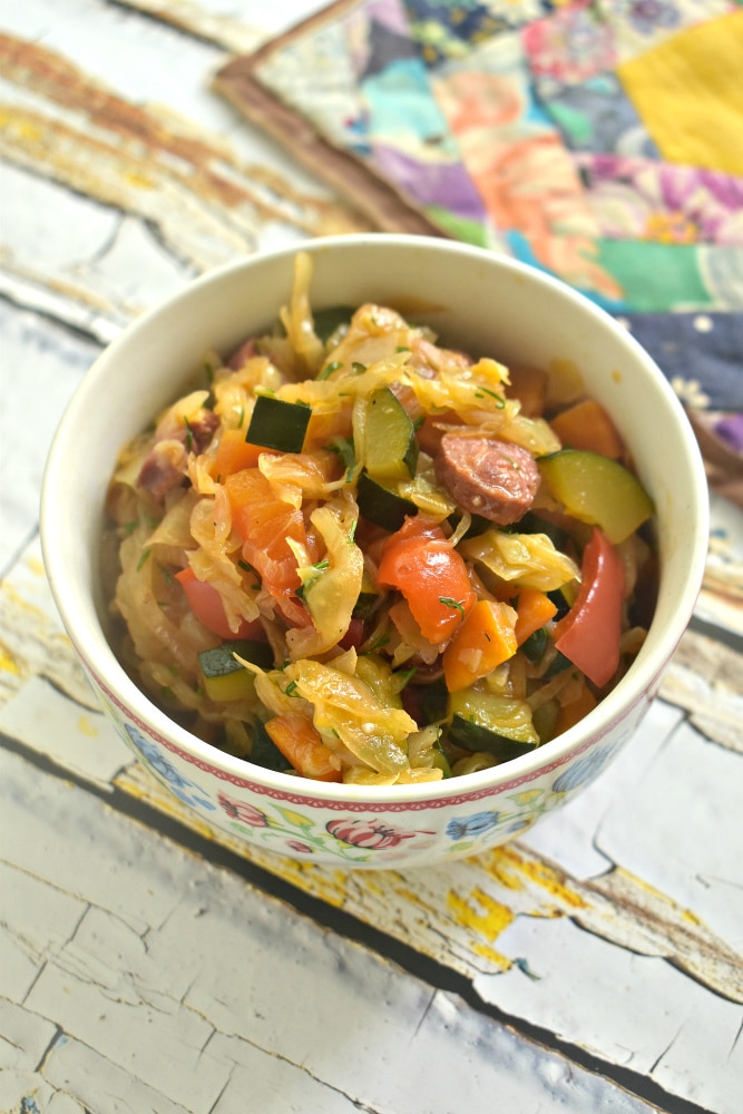 Капуста, тушённая с кабачками и охотничьими колбасками