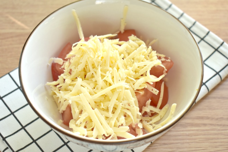 Фото рецепта - Салат с помидорами, твёрдым сыром и грецкими орехами - шаг 2