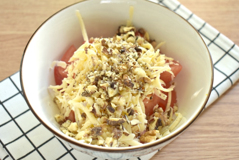 Фото рецепта - Салат с помидорами, твёрдым сыром и грецкими орехами - шаг 3