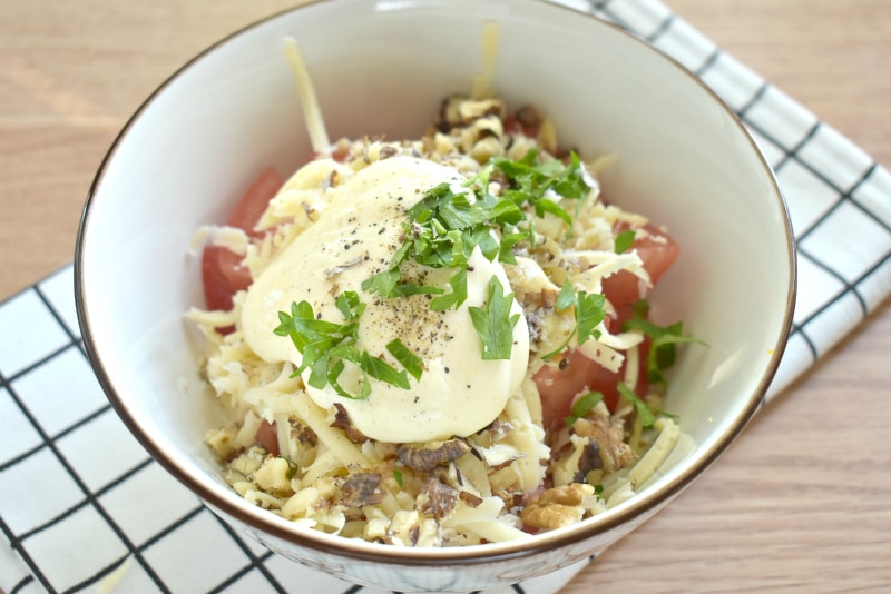 Фото рецепта - Салат с помидорами, твёрдым сыром и грецкими орехами - шаг 4