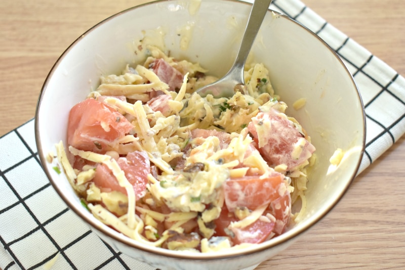 Фото рецепта - Салат с помидорами, твёрдым сыром и грецкими орехами - шаг 5