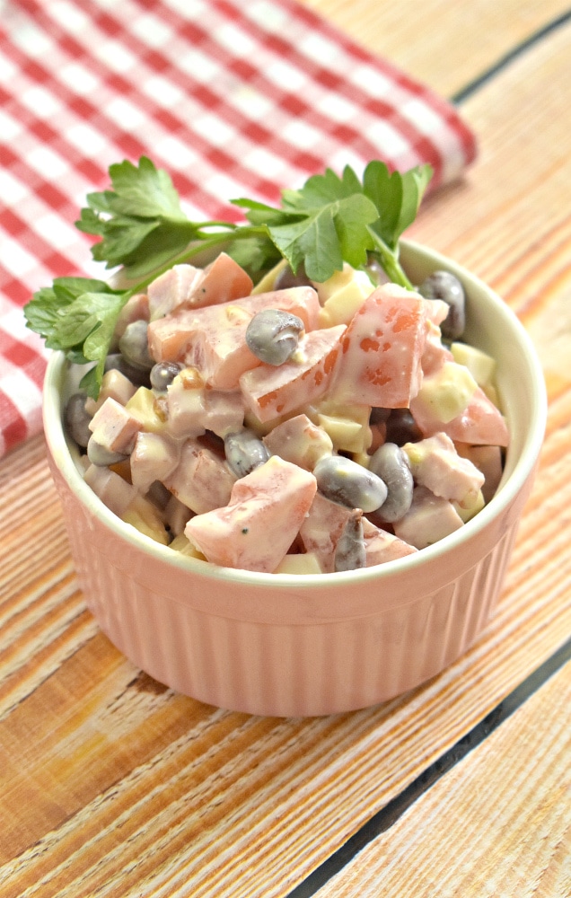Салат с фасолью, сыром и ветчиной