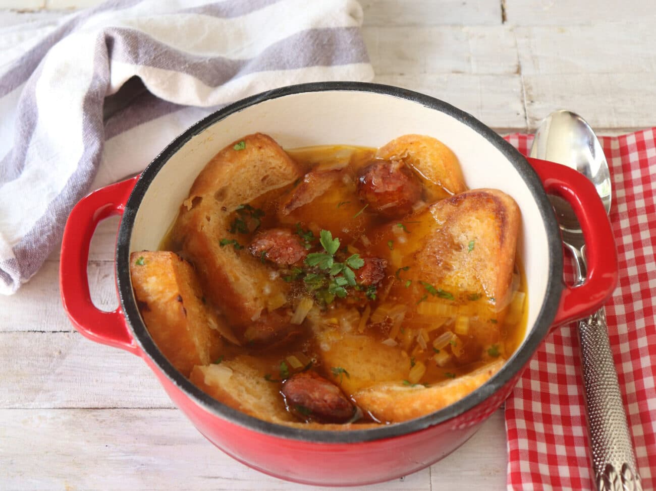 Суп с колбасой и гренками