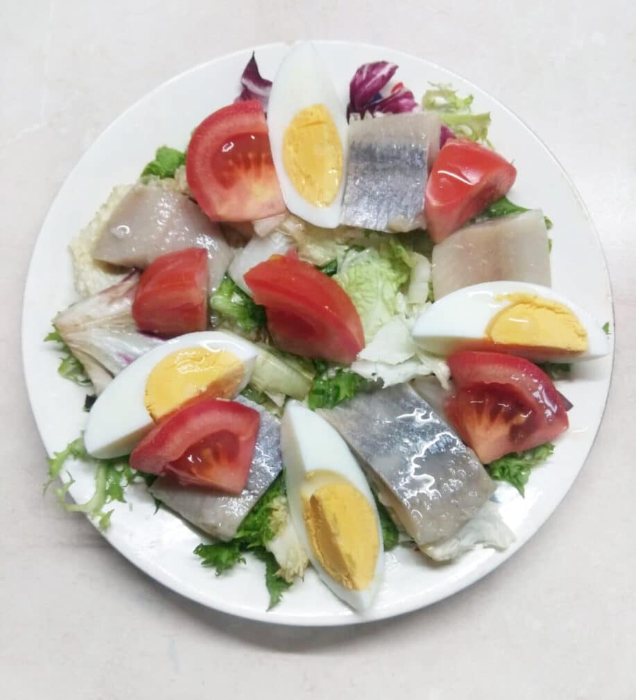 Салат селедкой, помидором и яйцом