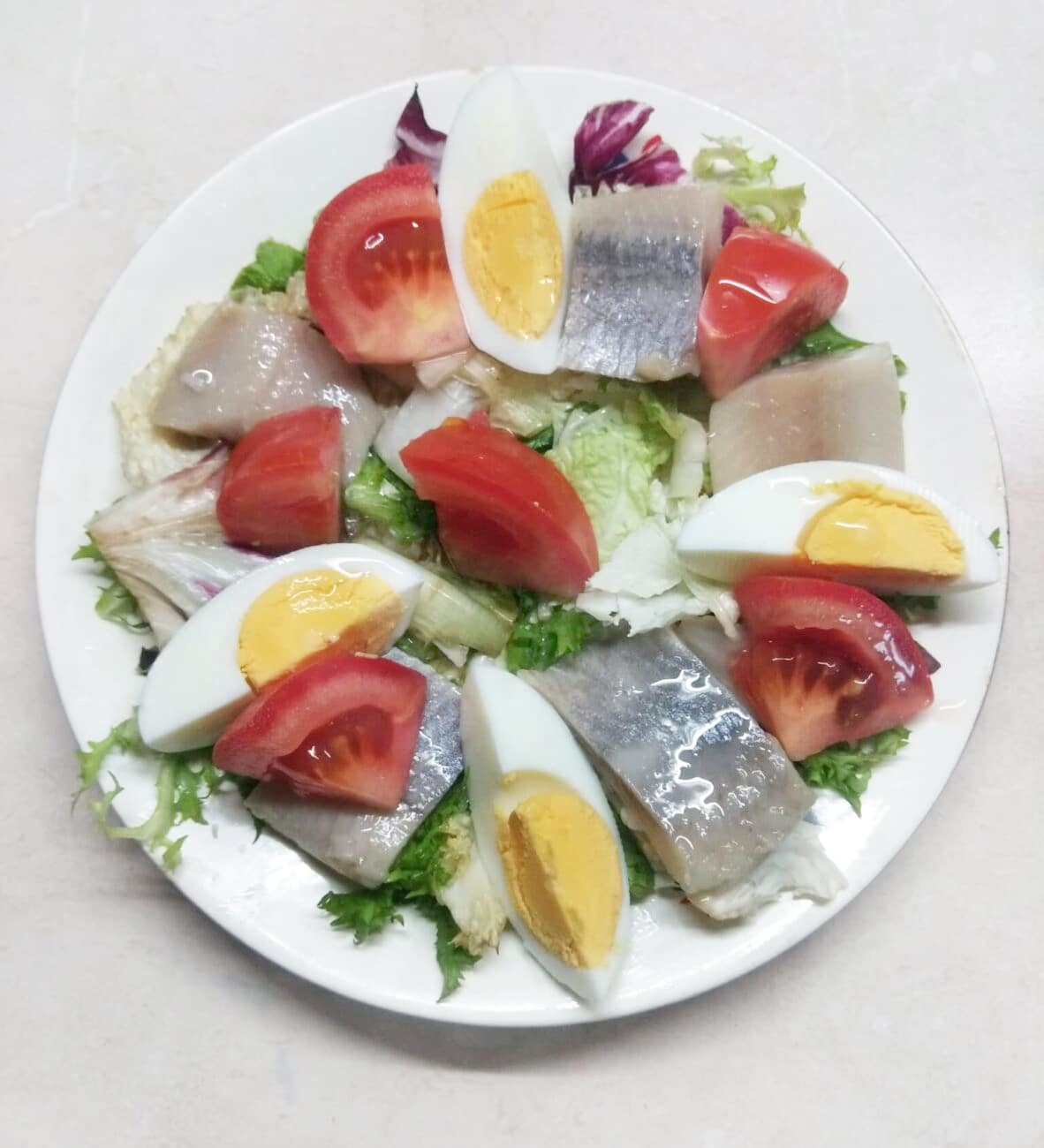 Салат селедкой, помидором и яйцом