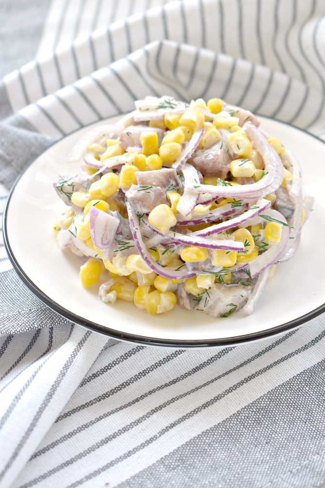 Рыбный салат с сельдью и кукурузой