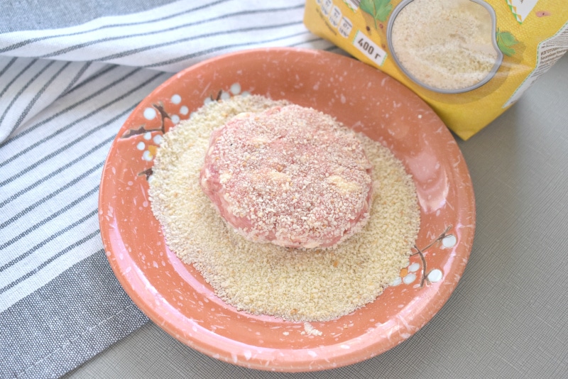 Фото рецепта - Котлеты из мясного фарша с сыром и яйцом - шаг 6