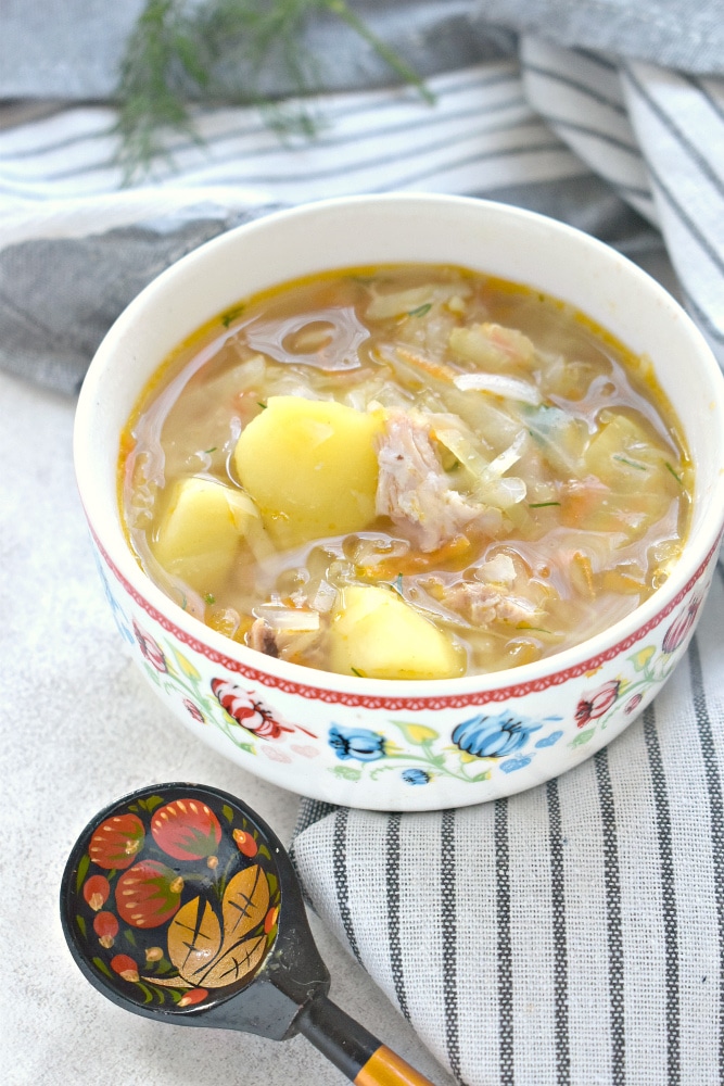 Щи со свежей капустой и тушенкой