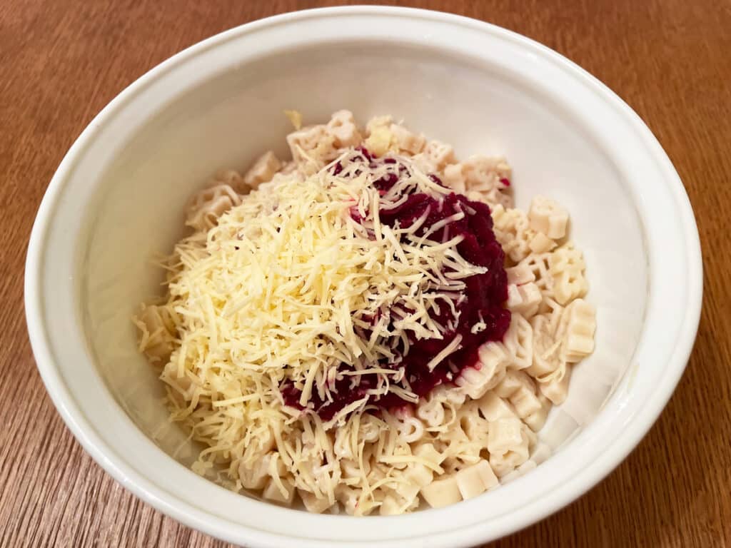 Фото рецепта - Розовые макароны с сыром и свеклой (барби паста) - шаг 3