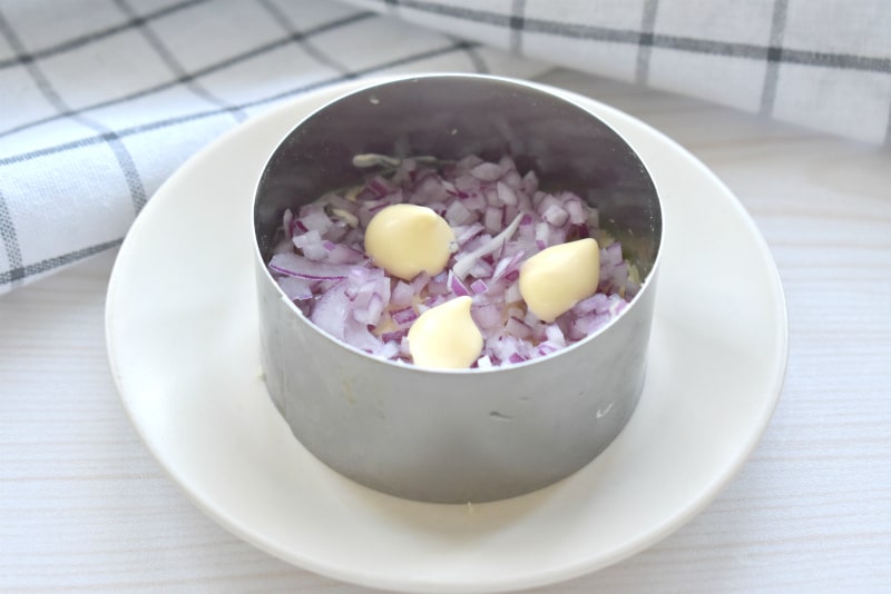 Фото рецепта - Слоеный салат «Мимоза» с сыром и картофелем - шаг 2