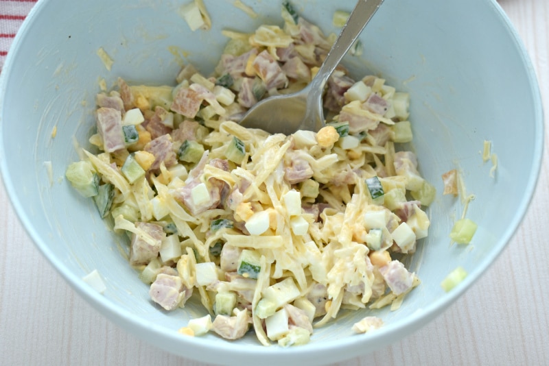 Фото рецепта - Салат с курицей, сыром и свежим огурцом - шаг 5