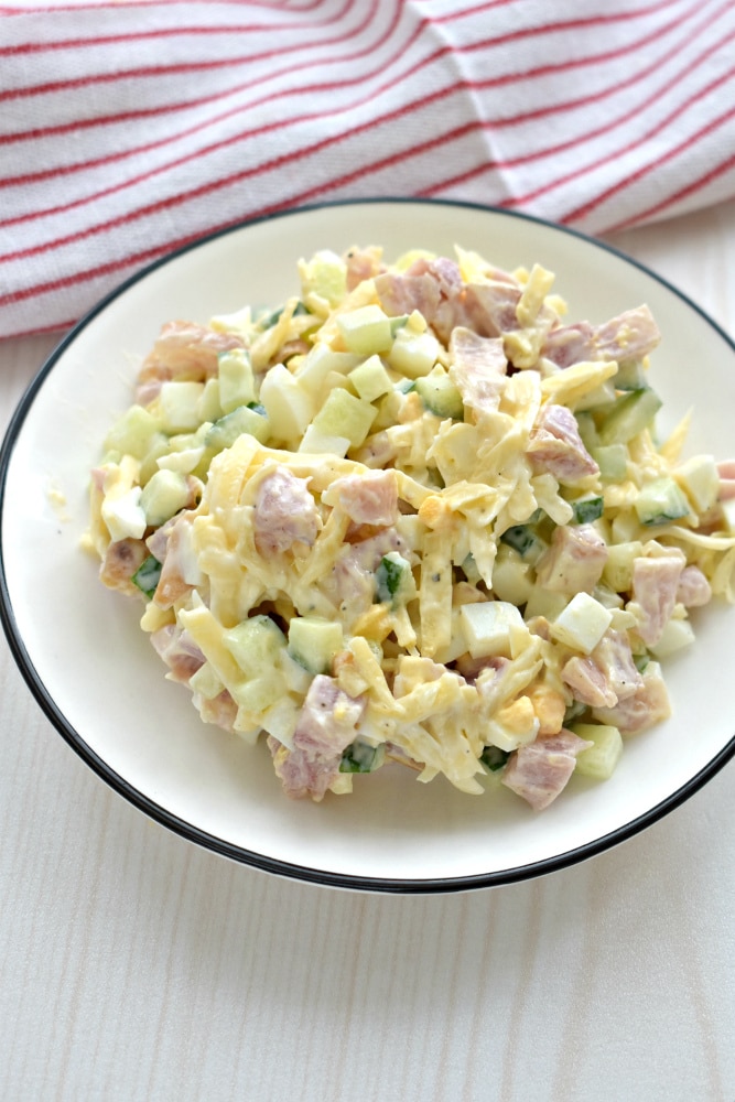 Салат с курицей, сыром и свежим огурцом