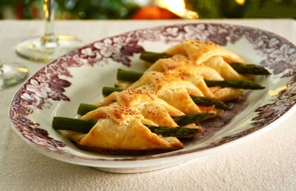 Фото рецепта - Закусочные пирожки с рыбой и спаржей - шаг 3