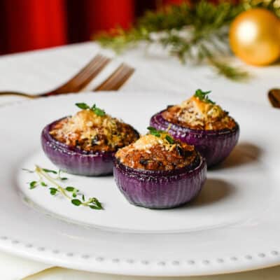 Запеченный фаршированный лук с помидорами и сыром